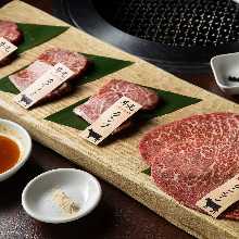 Special selection platter(Misuji meat sushi / 3 types of specially selected rare cuts / Yakisuki (Grilled Beef Sukiyaki Style, served with Egg Yolk))