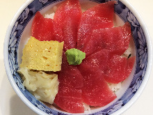 Raw tuna rice bowl