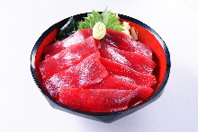 Raw tuna rice bowl