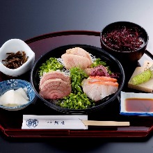 Raw tuna rice bowl