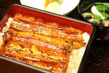 Eel served over rice in a lacquered box