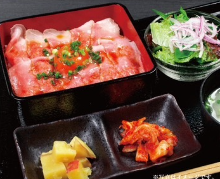 Roast beef served over rice in a lacquered box