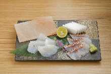 岩塩板で食べる沖縄の刺身