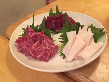 馬刺し3点　2枚ずつ