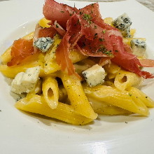 ブルーチーズのペンネ生ハム添えPenne with blue cheese and cured ham