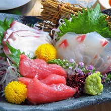 鮮魚の刺し盛り　小とら<3種3切>