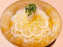 冷面 配柠檬