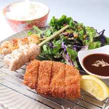 烤鸡肉串和炸鸡排套餐