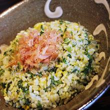 芥菜和白飯魚炒飯伴鰹魚乾的香氣