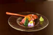昆布醬油海膽蓋生拌半熟牛排