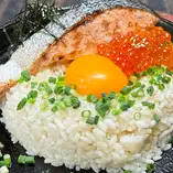 鮭魚和鮭魚卵親子炒飯