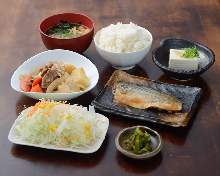 生薑燉鯖魚和馬鈴薯燉肉定食
