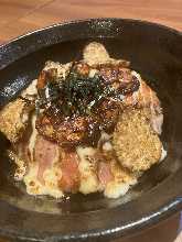 烤牛肉蓋飯（大蒜蛋黃醬）
