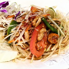 Som Tum Thai (Thai Green Papaya Salad)